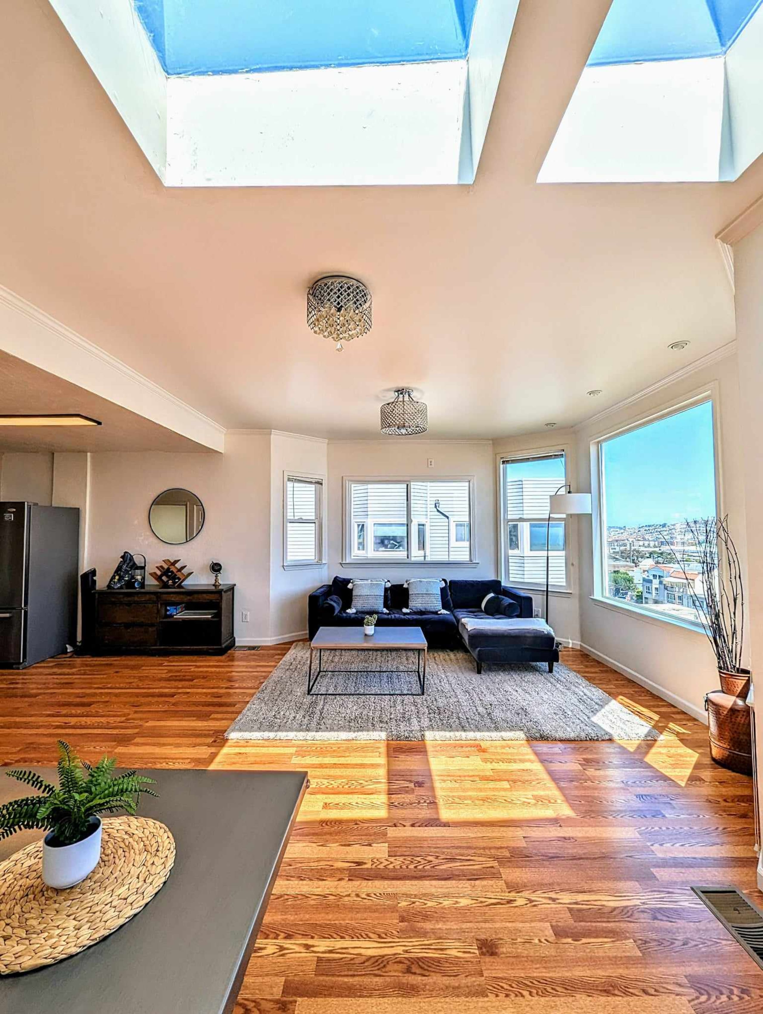 Spacious Property with Ocean View in San Francisco - Image 2