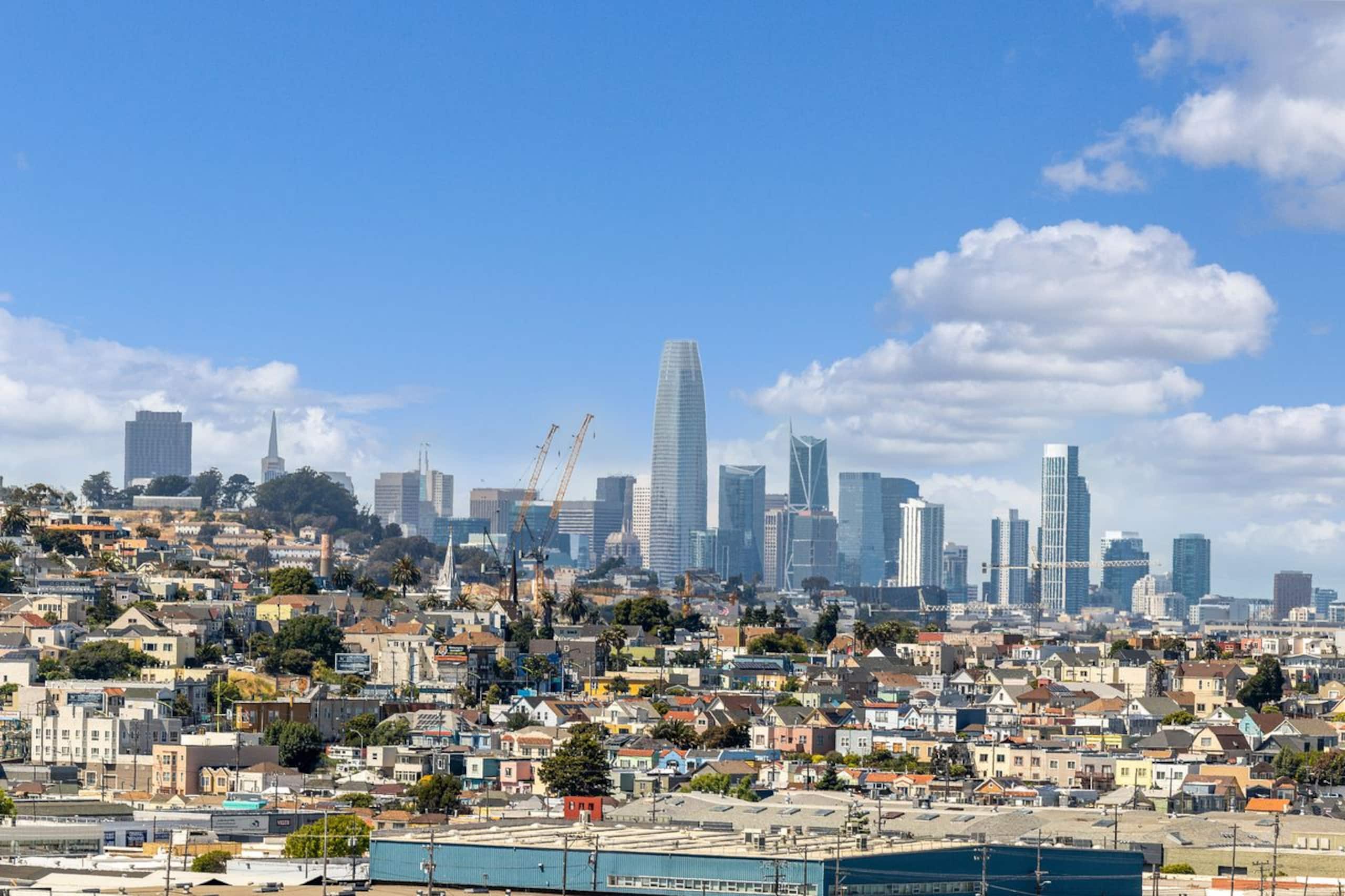 Spacious Property with Ocean View in San Francisco - Image 10