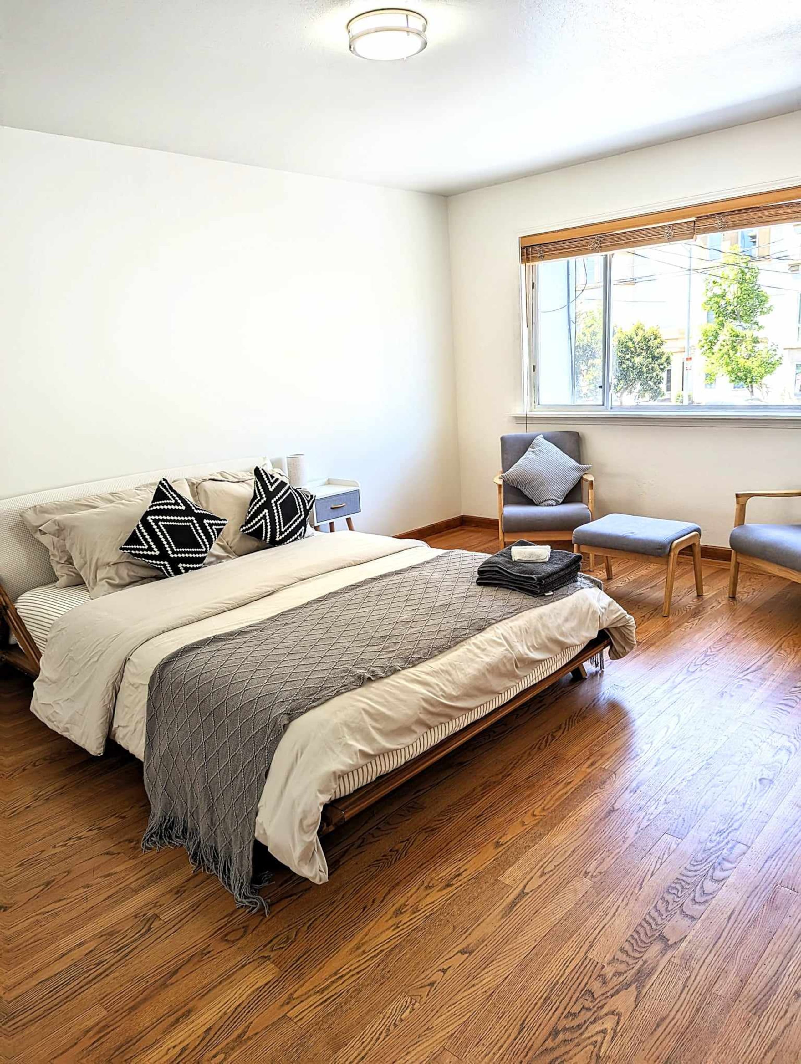 Spacious Property with Ocean View in San Francisco - Image 24