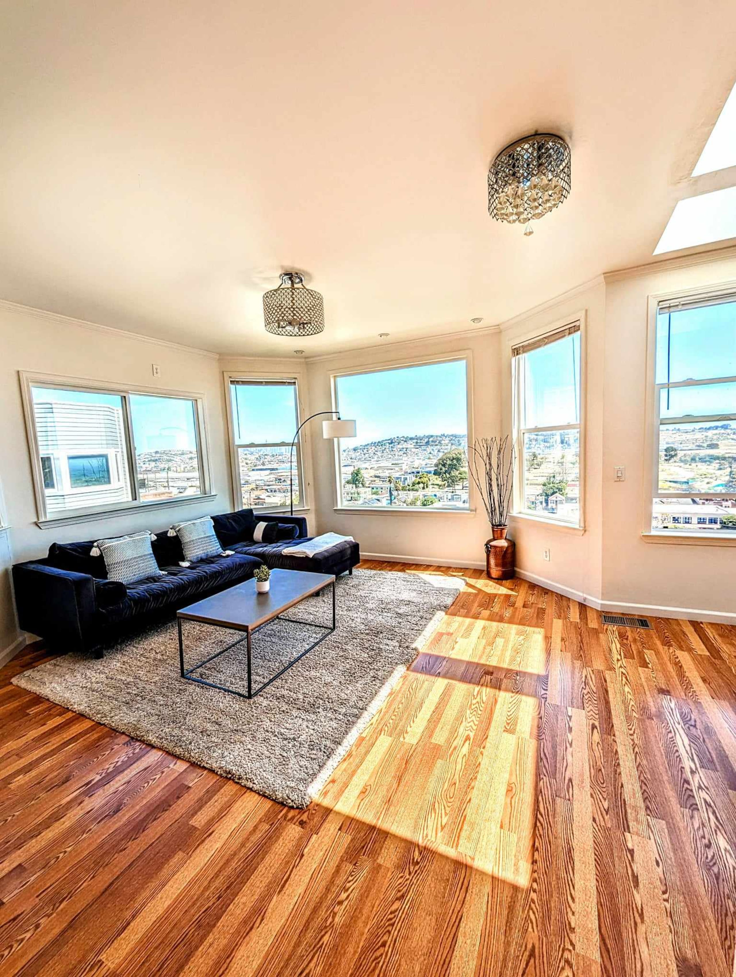 Spacious Property with Ocean View in San Francisco - Image 8