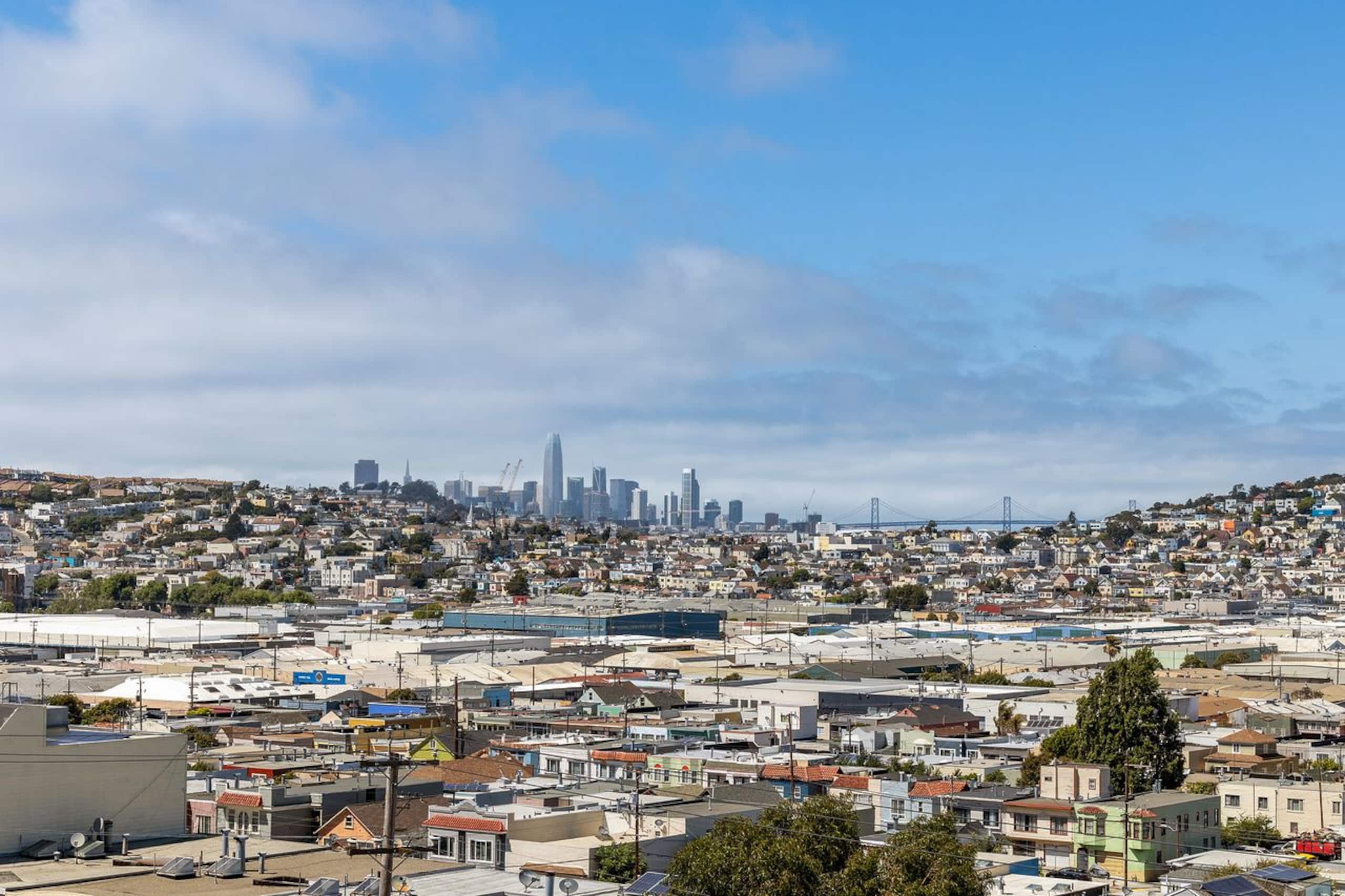 Spacious Property with Ocean View in San Francisco - Image 13
