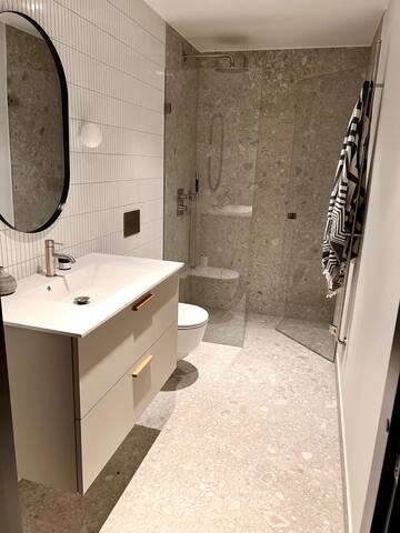 Ny designleilighet med masse plass og hage gallery image 4