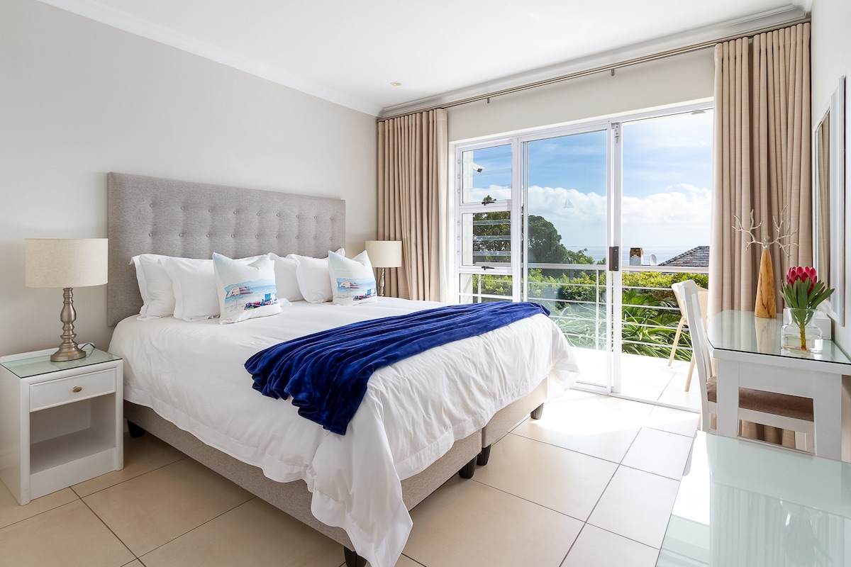 Მთავარ საძინებელში არის დიდი საწოლი ოკეანის ხედით