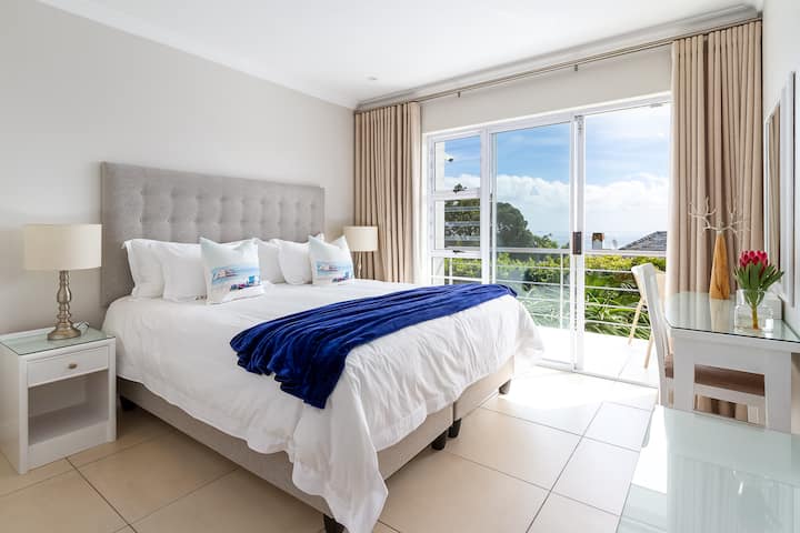 ห้องนอนหลักมีเตียงคิงไซส์พร้อมวิวทะเล