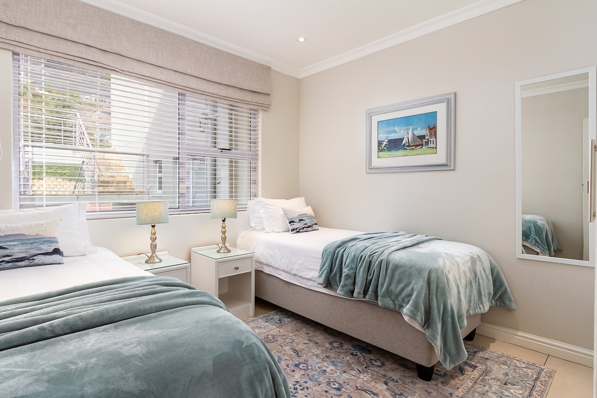 Მეორე საძინებელში არის ორი ერთადგილიანი საწოლი, რომელიც, ასევე, შეიძლება გადაკეთდეს დიდ საწოლად