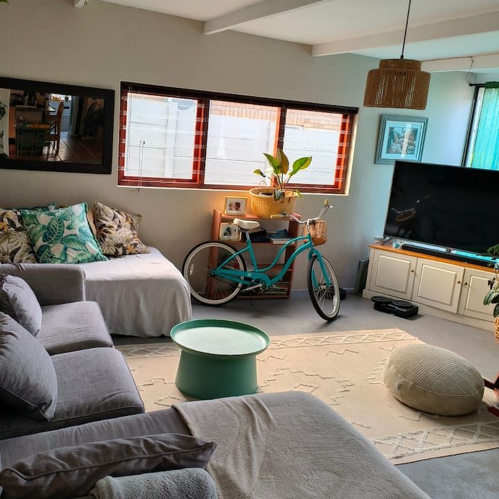 Home In Durbanville With Expansive Yard - Western Cape