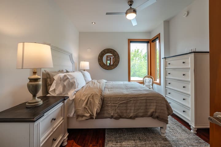 ห้องนอน 2 สว่างและตกแต่งอย่างมีรสนิยมด้วยเตียงควีนไซส์
เครื่องนอนหรูหราพร้อมเสื้อคลุมหรูหราสำหรับการใช้งานของคุณ