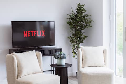 Top performing Airbnb: Modern 2BR | Free Parking+EV | Family & Contractor in Heslington