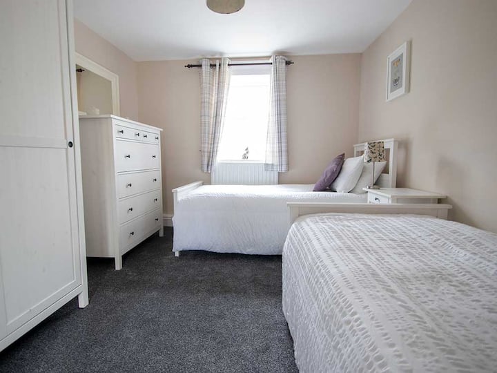 この寝室にはツインシングルベッドがあり、収納スペースも十分にあります。
窓からは開放的な畑を見渡すことができ、野生動物がよく見られます。 アナグマ、シカ、ウサギ、ウサギ、そして私たちのお気に入りの納屋フクロウは、あなたがここにいる間、エッジ・ノール・ファームをあなたと共有しています。