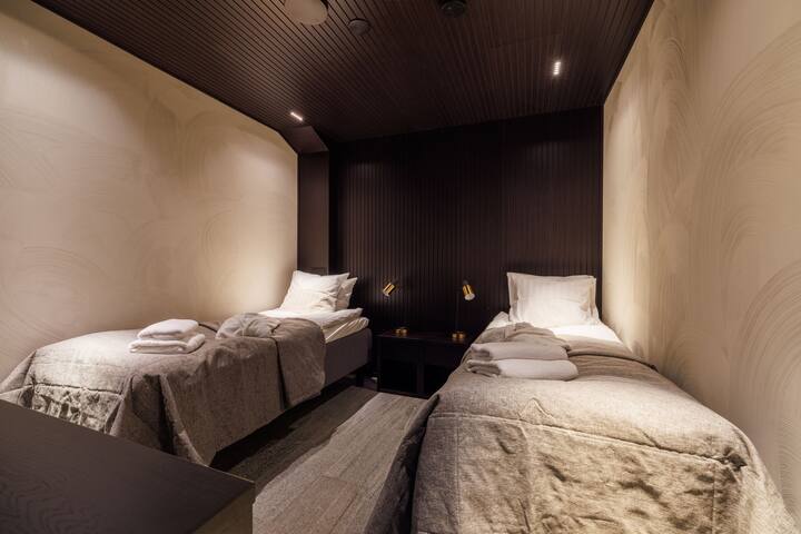 El cuarto dormitorio está en el piso de abajo y tiene dos camas individuales. Esta habitación adicional no tiene ventana. En el mismo piso hay baño y área de sauna, sala de estar y sala de teatro y entrada al jacuzzi al aire libre.