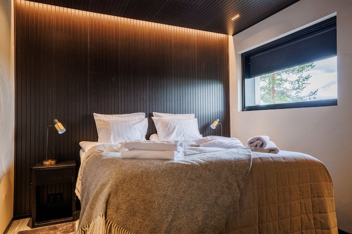 El tercer dormitorio está en el piso de abajo y se puede modificar como cama doble o dos camas individuales. En el mismo piso hay baño y área de sauna, sala de estar y sala de teatro y entrada al jacuzzi al aire libre.