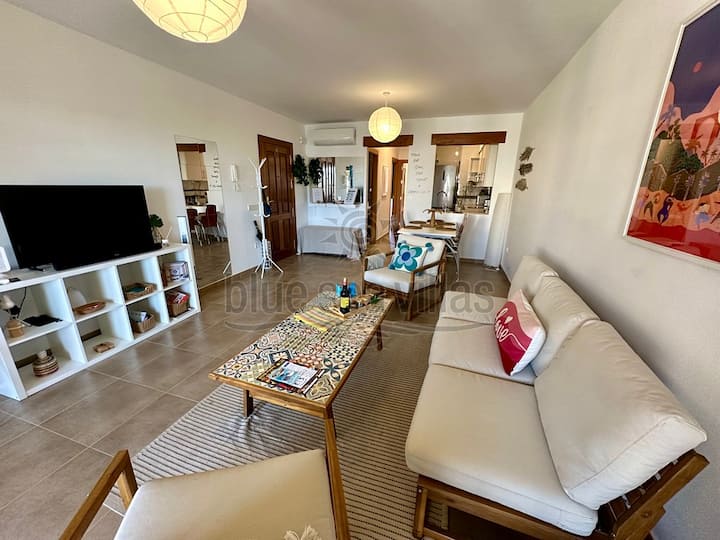 Ღია გეგმა მისაღები/სასადილო სივრცე