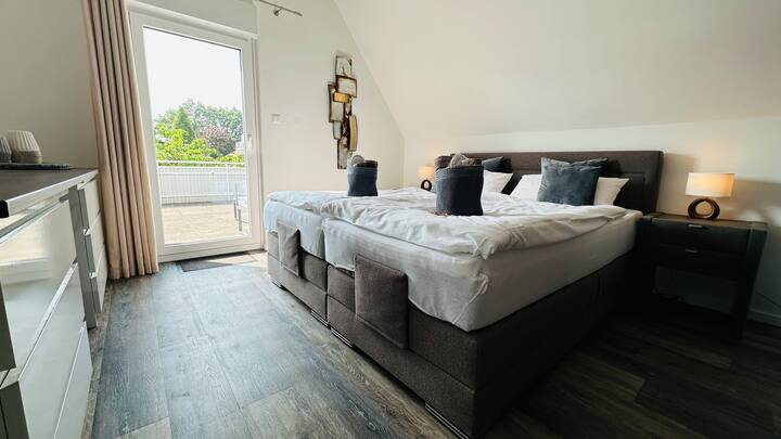 חדר שינה ראשי עם גישה למרפסת גג ענקית