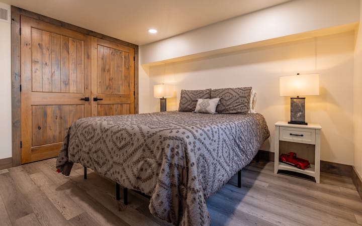 Druga spavaća soba nalazi se na donjoj etaži s bračnim krevetom i ormarom.