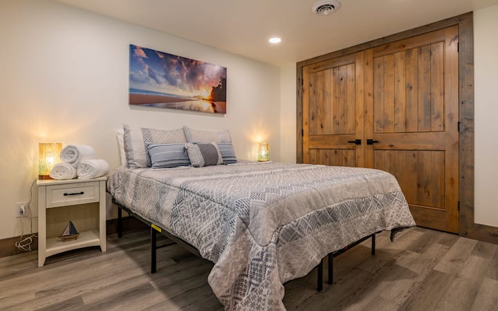 Treća spavaća soba s bračnim krevetom i velikim ormarom nalazi se na donjoj etaži. 