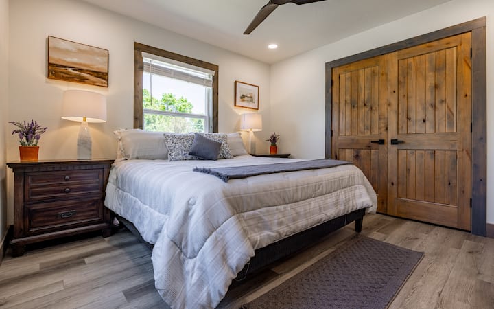 Bračni krevet (180x200) koji se nalazi na glavnom katu. Otvara se prema glavnoj kupaonici.