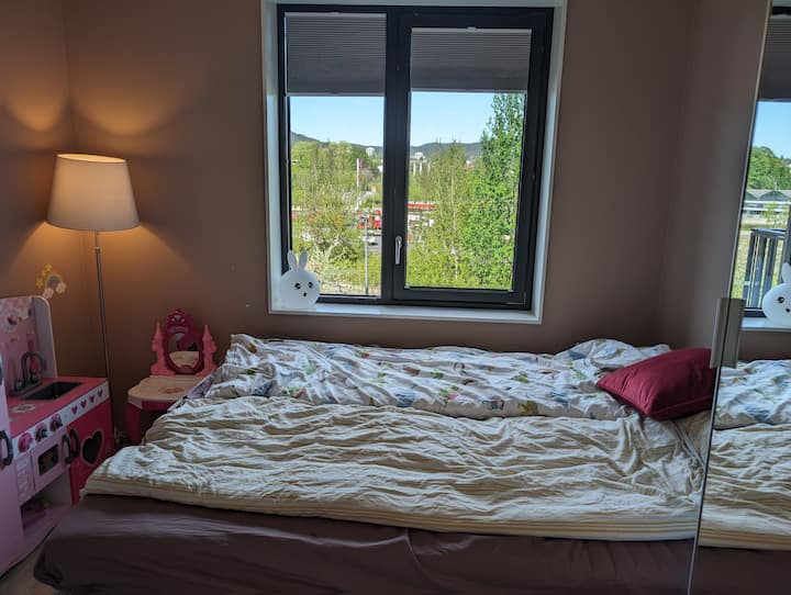 Foto actualizada de la habitación de los niños con cama tamaño queen nueva (160 cm)