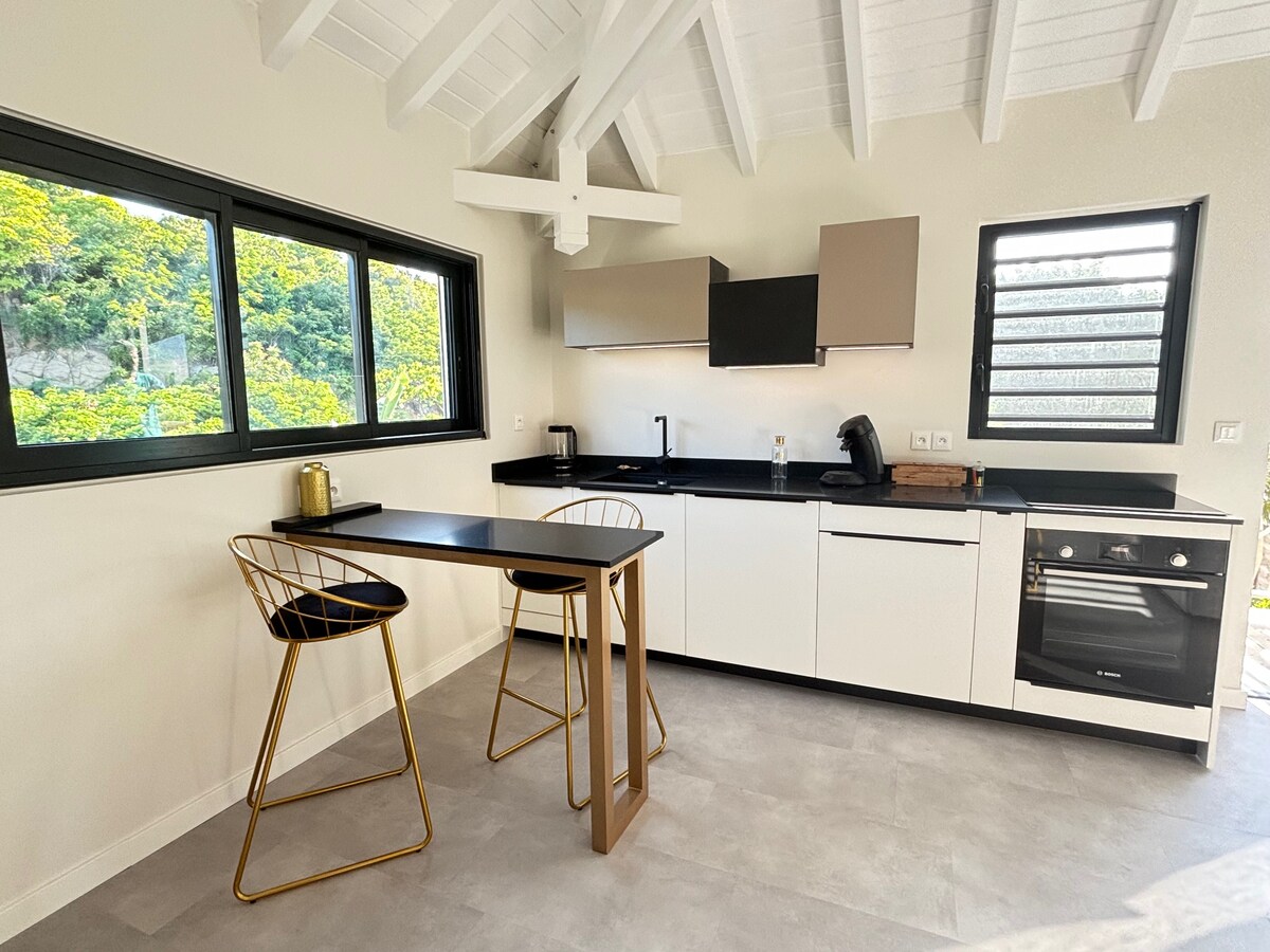 Almuerce o cene frente a una bonita vista y tiene una cocina real equipada con todos los utensilios necesarios + un lavavajillas + una nevera + un horno y un microondas.