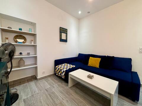 COZY apartment with COURTYARD 15 min Paris & Orly