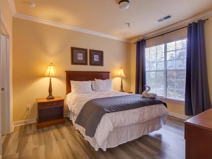 Manželská posteľ so šatníkom, inteligentnou televíziou a zatemňovacími závesmi.
K dispozícii je všetka posteľná bielizeň.
Priľahlá kúpeľňa.
