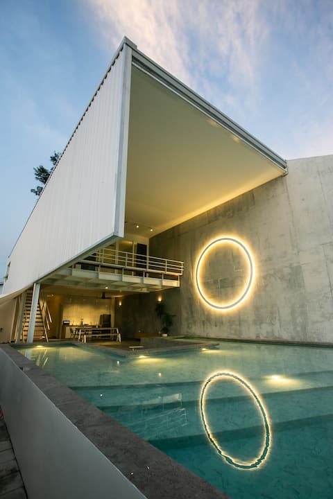 halaman halo - seaside house with big private pool