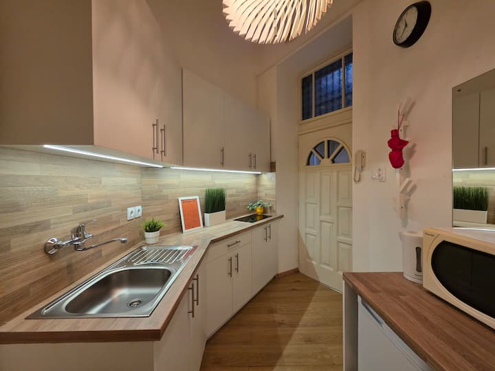 Jerry Apt – Cozy Downtown Stay | Bath + Smart Tv - Budapest