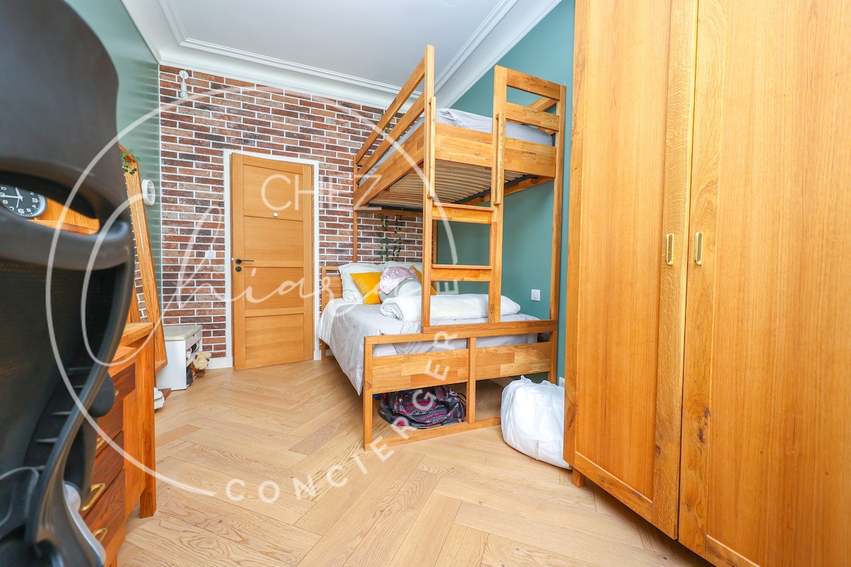 La cama inferior es de 120x190, perfecta para adolescentes o adultos, mientras que la cama superior tiene 90 cm de ancho y 190 cm de altura, ideal para niños. La construcción duradera, las barandillas de seguridad y un diseño elegante maximizan la comodidad y la funcionalidad.