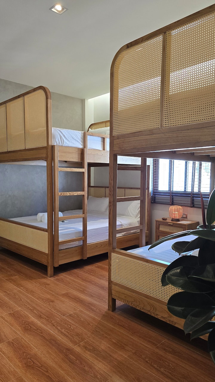 2 Queen size bunk beds