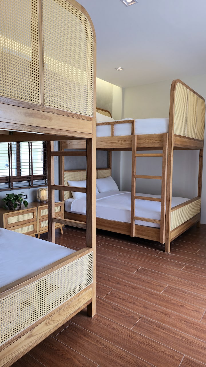 2 Queen size bunk beds
