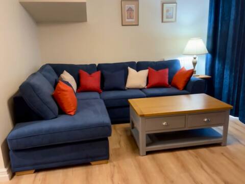 Top performing Airbnb: 2 bedroom luxury Town house with Parking in York
