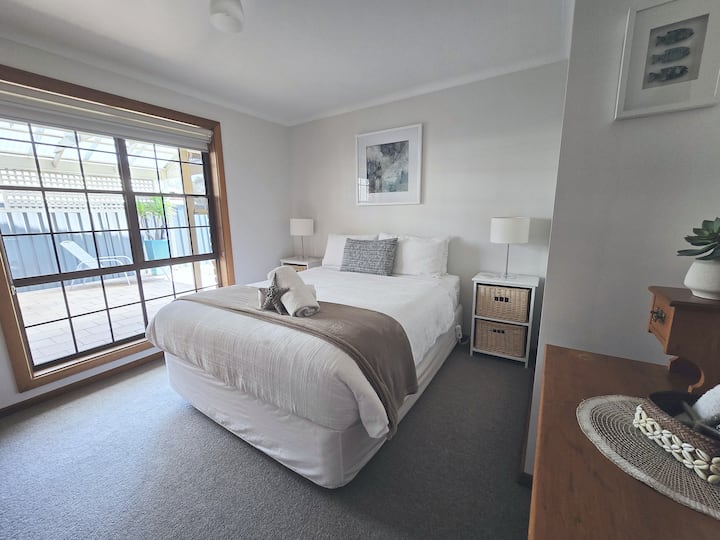 Main Queen bedroom with electric blanket. Wardrobe with hangers & storage