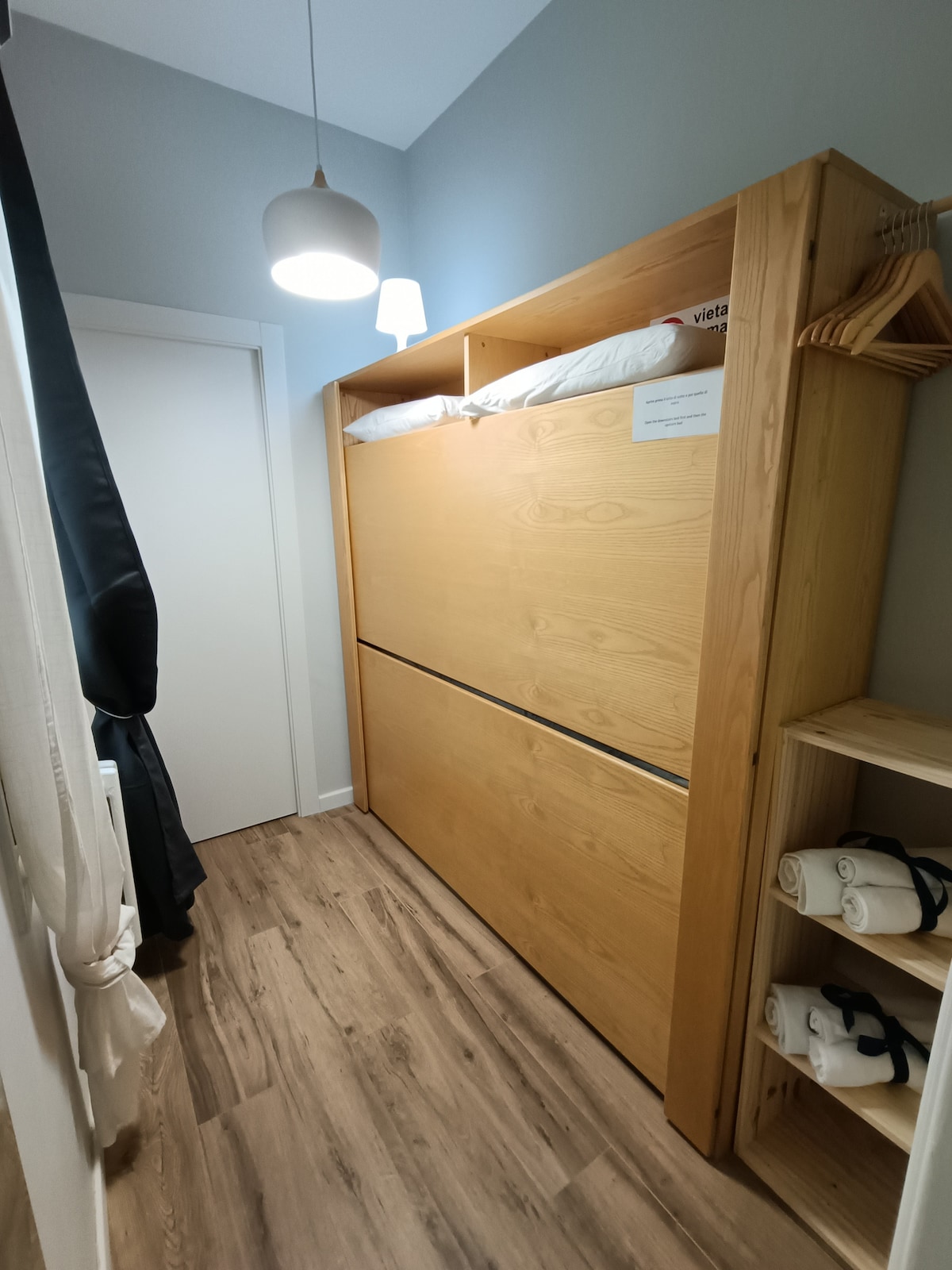 חדר שינה עם 2 מיטות קומותיים, חדר הלבשה, מיזוג אוויר וחדר רחצה צמוד 