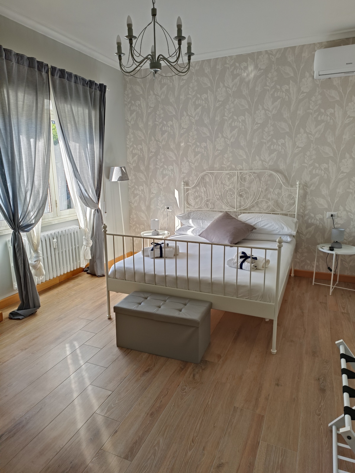 חדר שינה זוגי גדול, עם ארון בגדים עם 3 דלתות, מנורה, מעמד למזוודות, שידות ליד המיטה, שולחן עבודה ומיזוג אוויר 