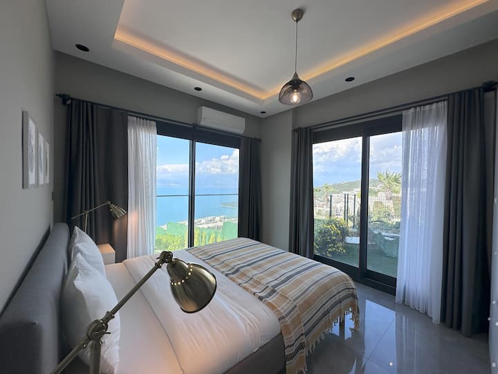 Dormitorio #1 (piso medio): vista al mar, cama tamaño queen, armario, espejo, aire acondicionado/calentador.