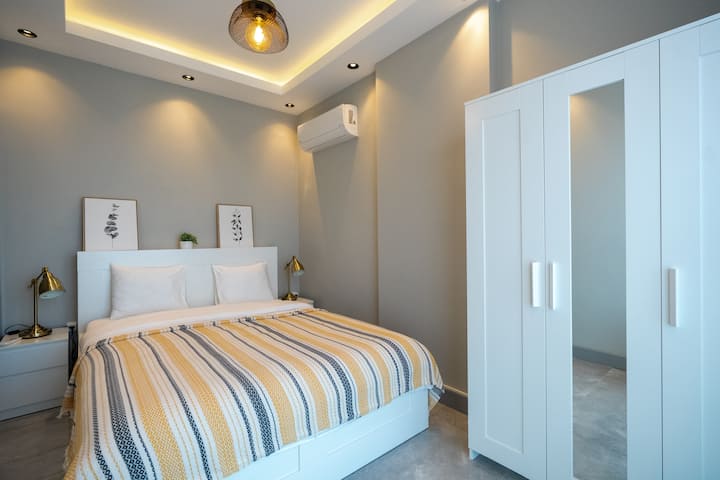 Dormitorio #3 (piso superior): vista al mar, cama tamaño queen, armario con espejo, aire acondicionado/calentador.