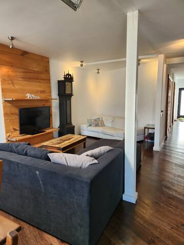 Very bright modern Mile-Ex condo