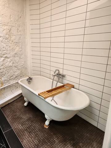 Very bright modern Mile-Ex condo gallery image 5