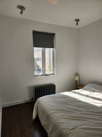 Very bright modern Mile-Ex condo gallery image 3