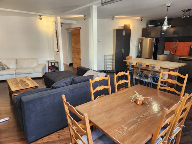 Very bright modern Mile-Ex condo gallery image 2