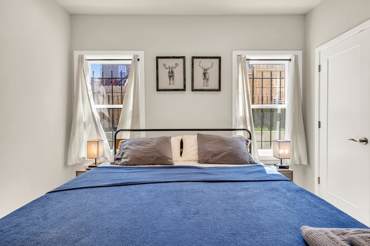 Კომფორტული საწოლი დიდი ხნით, ბევრი ბუნებრივი განათება, სმარტ-ტელევიზორი