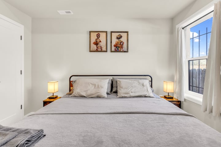 Კომფორტული საწოლი დიდი ხნით, ბევრი ბუნებრივი განათება, სმარტ-ტელევიზორი