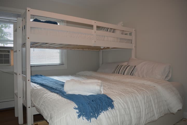 Втора спалня на 2 - ри етаж с двуетажно легло, единично легло на горния и долния етаж се превръща от две близначки в двойно легло king size. Настройката на долното легло е според заявката при резервацията.