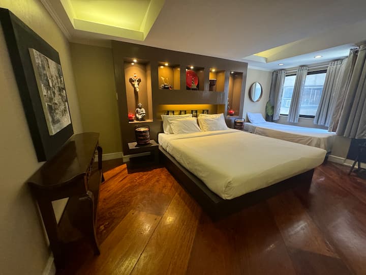 Esta habitación es el dormitorio principal. Tiene 1 cama California King y 1 cama individual. Cuenta con inodoro completo y baño propios.