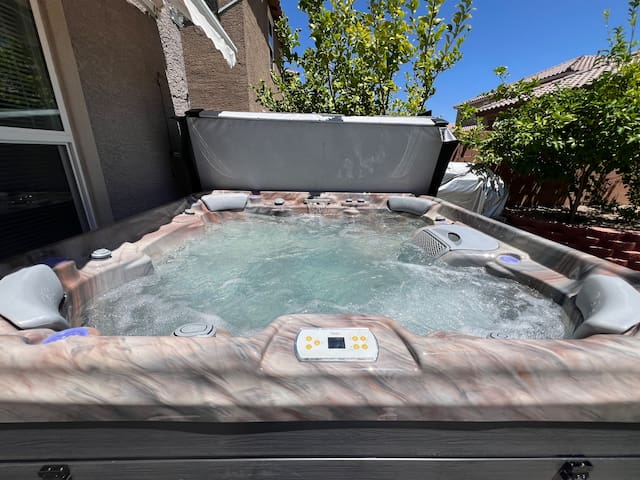 Vegas Getaway |Hot Tub • Arcade Fun • Chic Decor