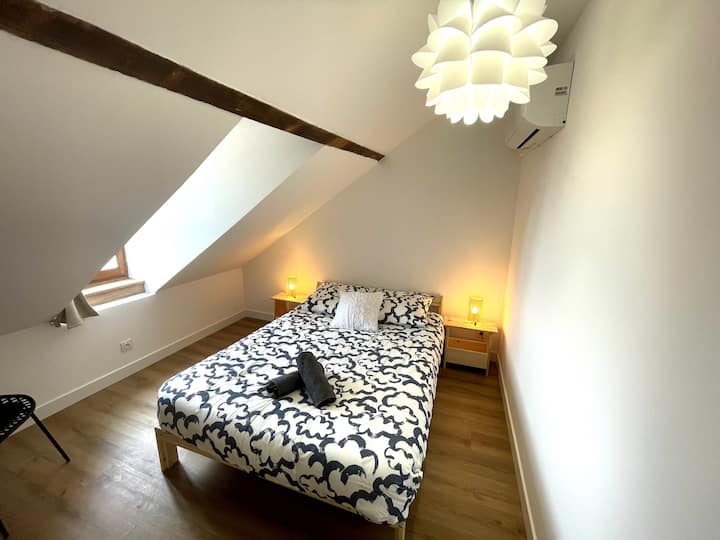 Spavaća soba s bračnim krevetom i ručnicima