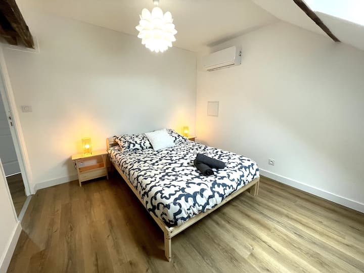 Spavaća soba s bračnim krevetom i ručnicima 