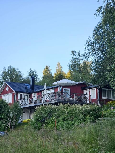 Spacious Swedish  chalet right on the lake