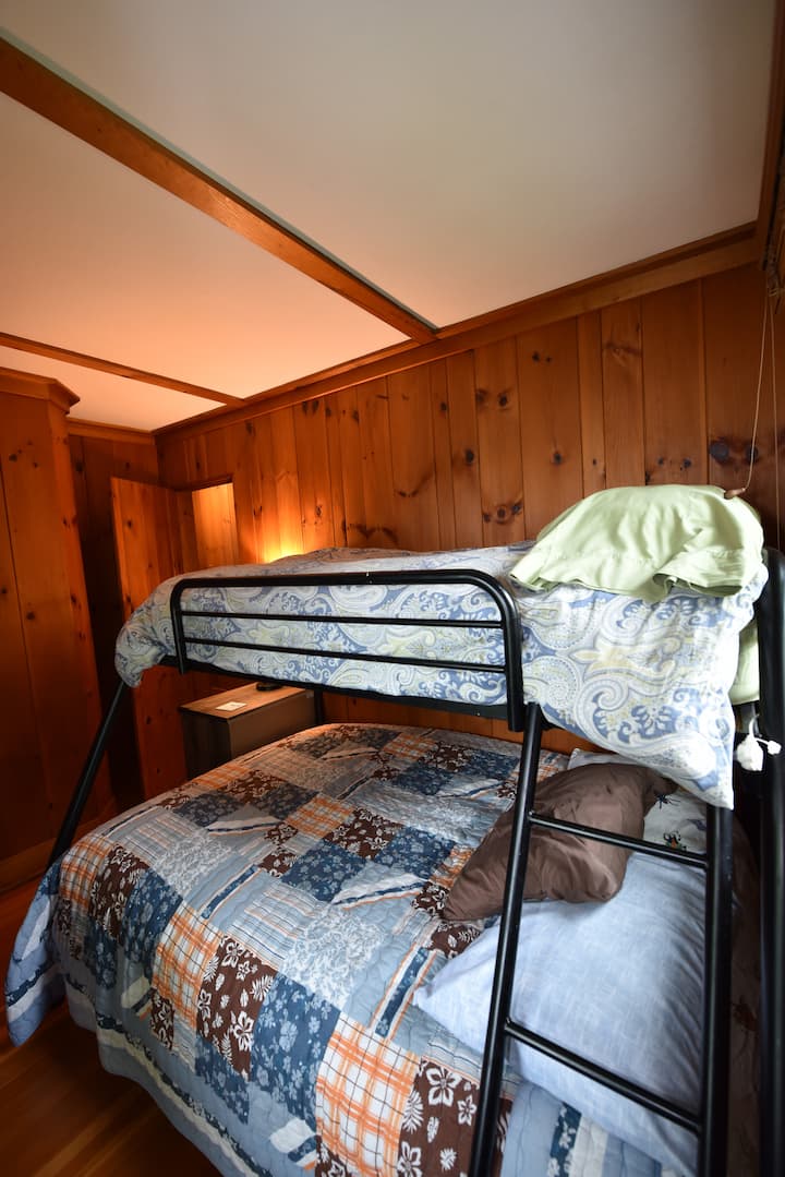 Krevet na kat je dvostruki ispod, jednostruki iznad. 