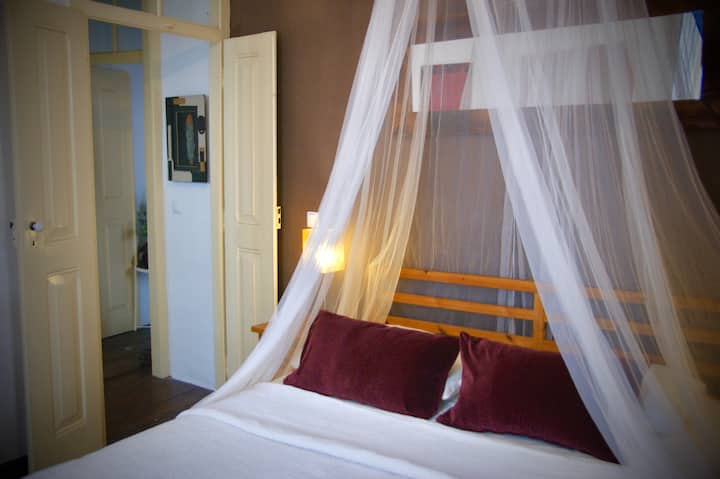 Snažili sme sa, aby izby boli čo najautentickejšie aj na pôvodné podlahové dosky.  Romantická, priestranná a tichá izba počas večera.  Krásne a súkromné na malé nočné čítanie, zatiaľ čo iní sú na poschodí.  