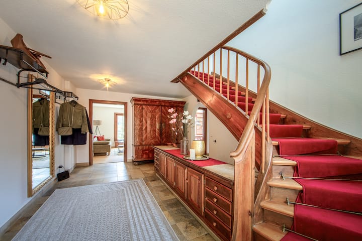 Влезен простор: скали до таванот и пристап до дневна трпезарија